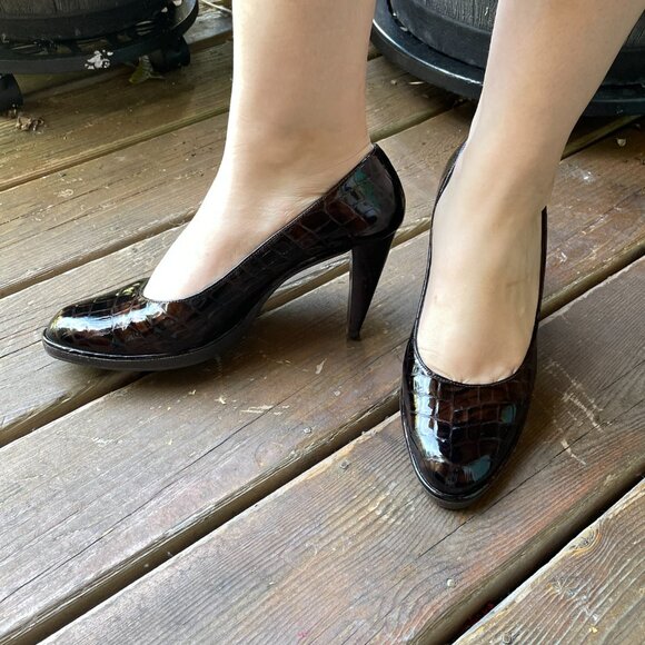 EUC Stuart Weitzman Cocoa Crocodile Patent Pumps in Womens 9M - Picture 9 of 16